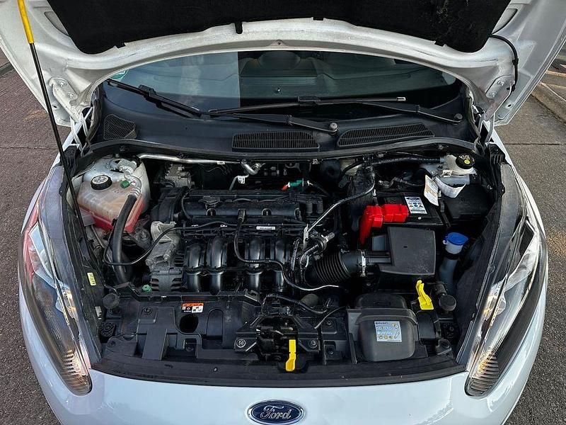 Gebraucht Ford Fiesta 82 PS (60 kW) 2016 Weiß Limousine