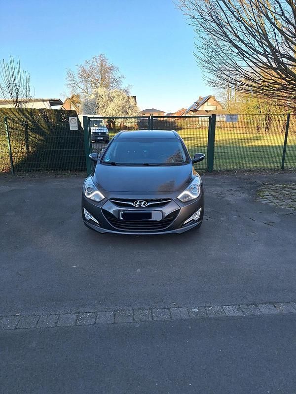 Grau Gebraucht 2012 Hyundai i40 Edition Kombi | 7.300 € (Etwas zu teuer) - Bild 1/4