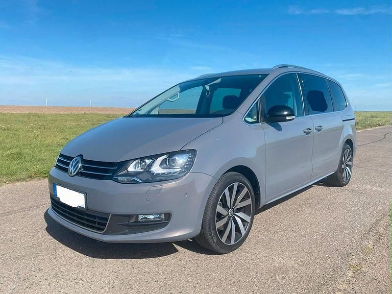 Grau Gebraucht 2020 VW Sharan IQ Drive Van / Kleinbus | 27.400 € (Guter Preis) - Bild 1/4