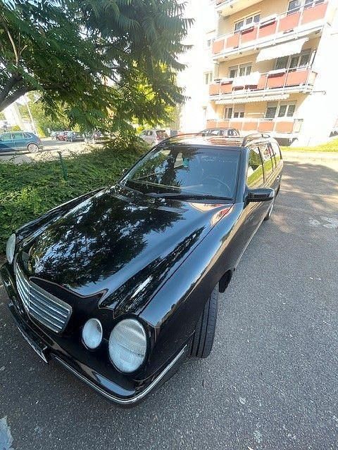 Gebraucht Mercedes E220 Elegance 143 PS (105 kW) 2002 Schwarz Kombi