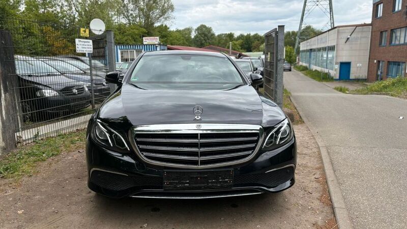 Schwarz Gebraucht 2019 Mercedes E300 Limousine | 27.950 € (Fairer Preis) - Bild 1/4