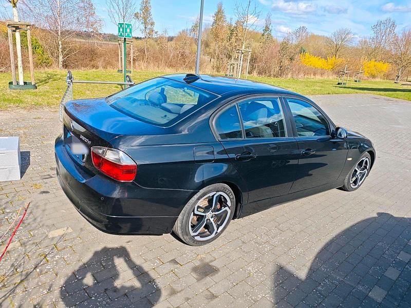Gebraucht BMW 320 177 PS (130 kW) 2008 Schwarz Limousine