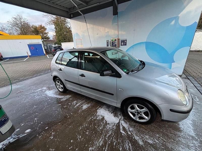 Gebraucht VW Polo Basis 75 PS (55 kW) 2005 Silber Kleinwagen