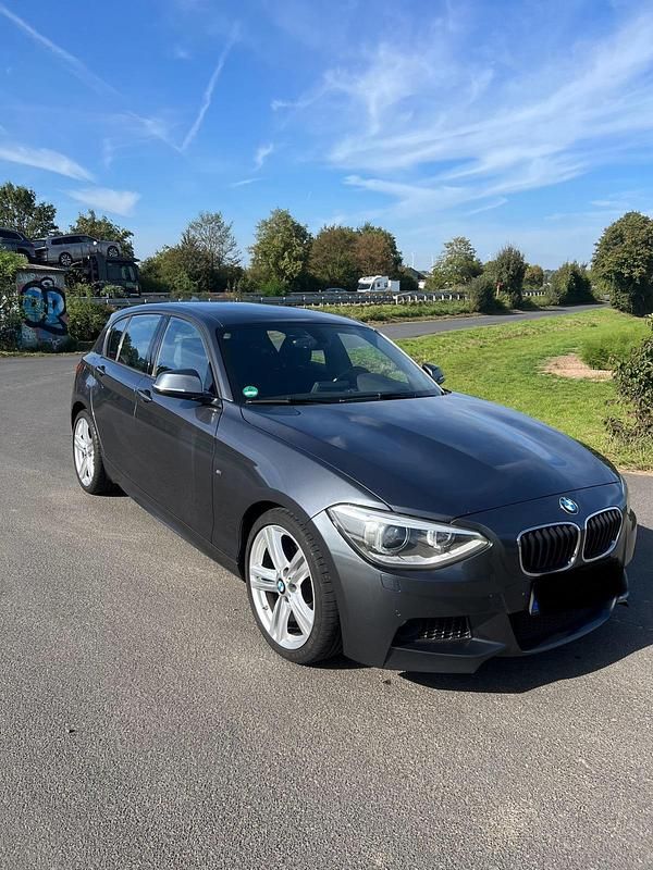 Grau Gebraucht 2015 BMW 118 M Sport Kleinwagen | 12.100 € (Guter Preis) - Bild 1/4