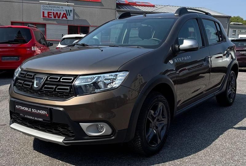Braun Gebraucht 2017 Dacia Sandero Celebration Kleinwagen | 11.490 € (Etwas zu teuer) - Bild 1/4