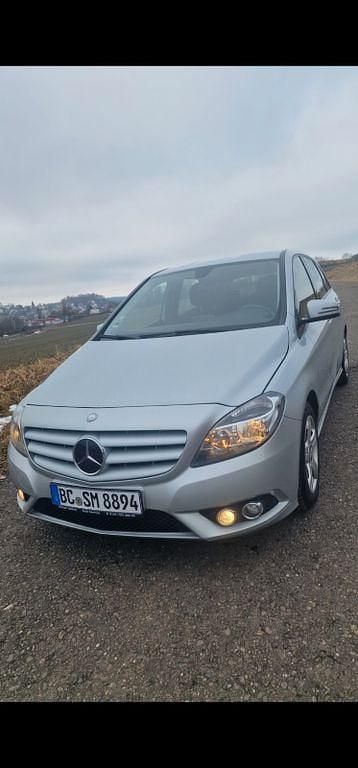 Grau Gebraucht 2013 Mercedes B200 Edition 1 Van / Kleinbus | 11.750 € (Etwas zu teuer) - Bild 1/4