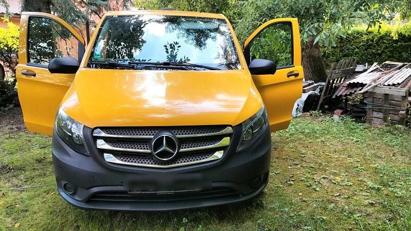 Gelb Gebraucht 2018 Mercedes Vito Van / Kleinbus | 16.200 € (Superpreis) - Bild 1/4
