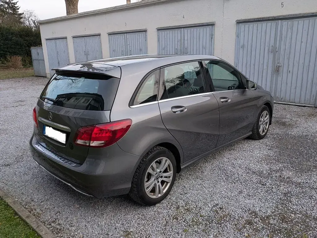 Gebraucht Mercedes B180 Business 122 PS (89 kW) 2018 Grau Van / Kleinbus