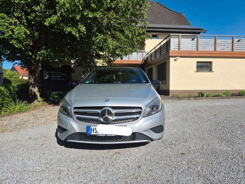 Silber Gebraucht 2014 Mercedes A250 Urban Limousine | 13.888 € (Superpreis) - Bild 1/4