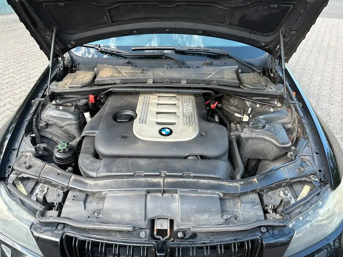 Gebraucht BMW 330 231 PS (169 kW) 2008 Schwarz Kombi