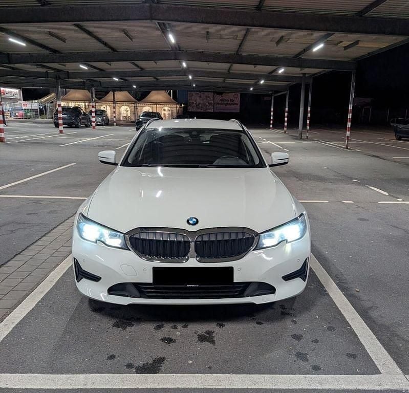 Weiß Gebraucht 2020 BMW 318 Advantage Kombi | 19.900 € (Guter Preis) - Bild 1/4