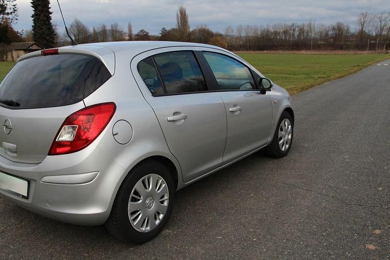 Gebraucht Opel Corsa Edition 87 PS (63 kW) 2010 Silber Kleinwagen