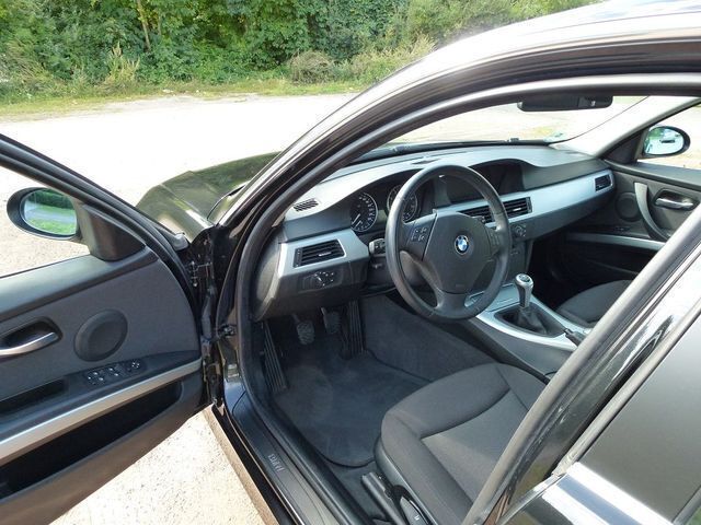 Gebraucht BMW 325 218 PS (160 kW) 2005 Schwarz metallic Limousine