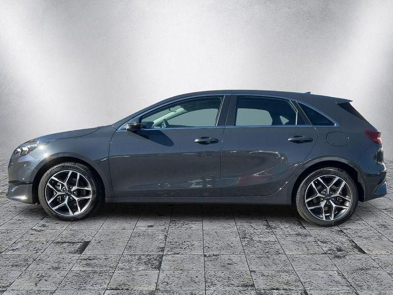 Gebraucht Kia Ceed Spirit 160 PS (117 kW) 2023 Lunar silber metallic Kleinwagen