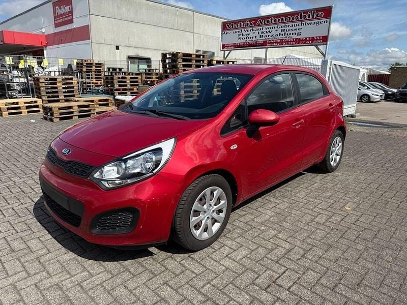 Rot Gebraucht 2014 Kia Rio Attract Limousine | 3.299 € (Guter Preis) - Bild 1/4