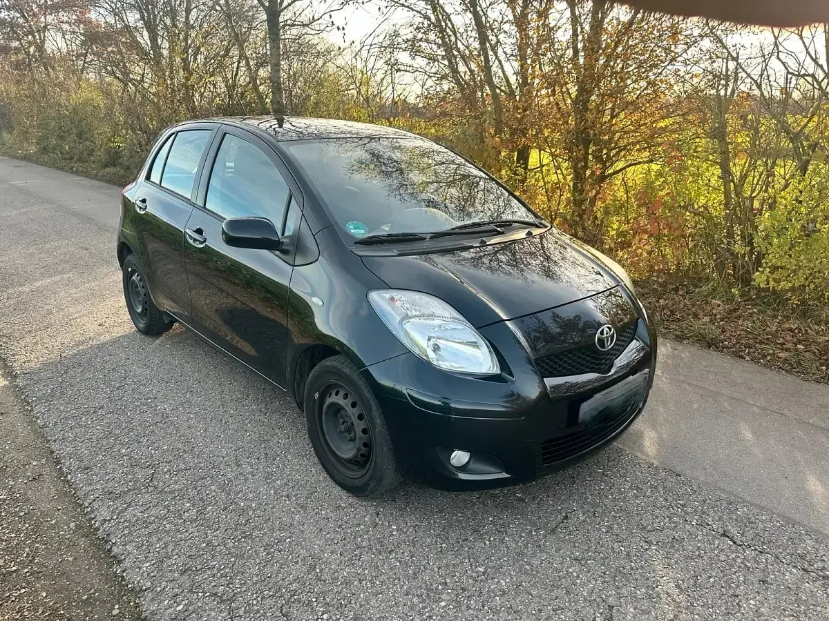 Gebraucht Toyota Yaris 99 PS (72 kW) 2011 Schwarz Kleinwagen