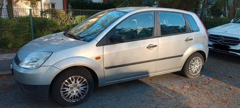 Gebraucht Ford Fiesta 60 PS (44 kW) 2002 Silber Kleinwagen