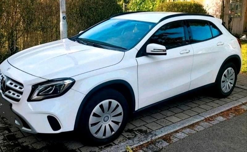 Gebraucht Mercedes GLA180 130 PS (95 kW) 2020 Weiß SUV