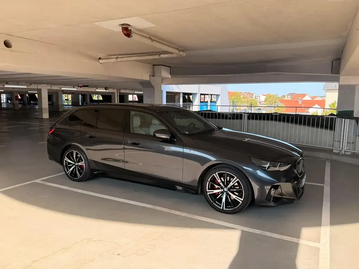 Gebraucht BMW 520 M Sport 197 PS (144 kW) 2024 Grau Kombi