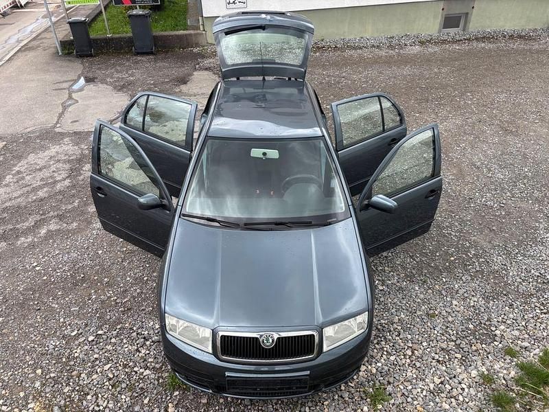 Grau Gebraucht 2005 Skoda Fabia Ambiente Limousine | 1.690 € (Fairer Preis) - Bild 1/4