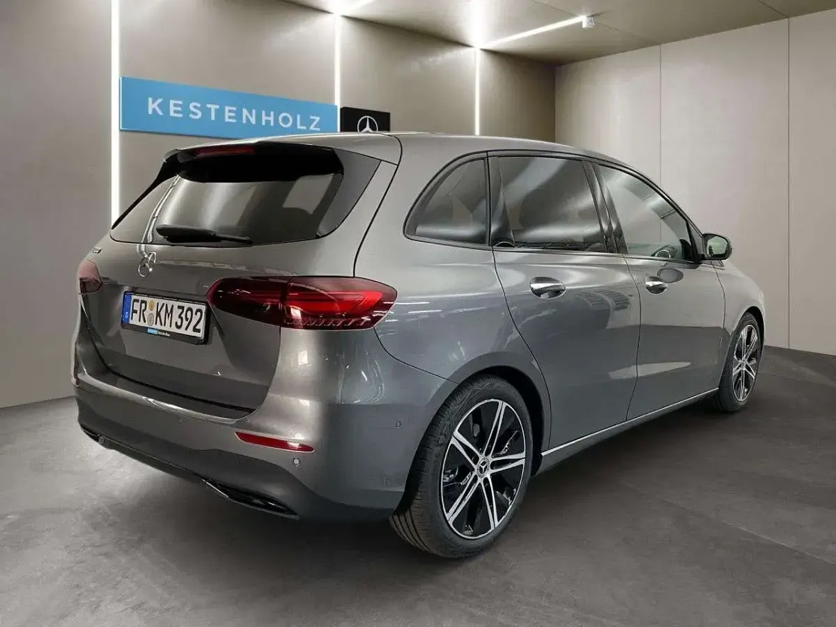 Gebraucht Mercedes B200 Night 163 PS (119 kW) 2026 Grau Kleinwagen