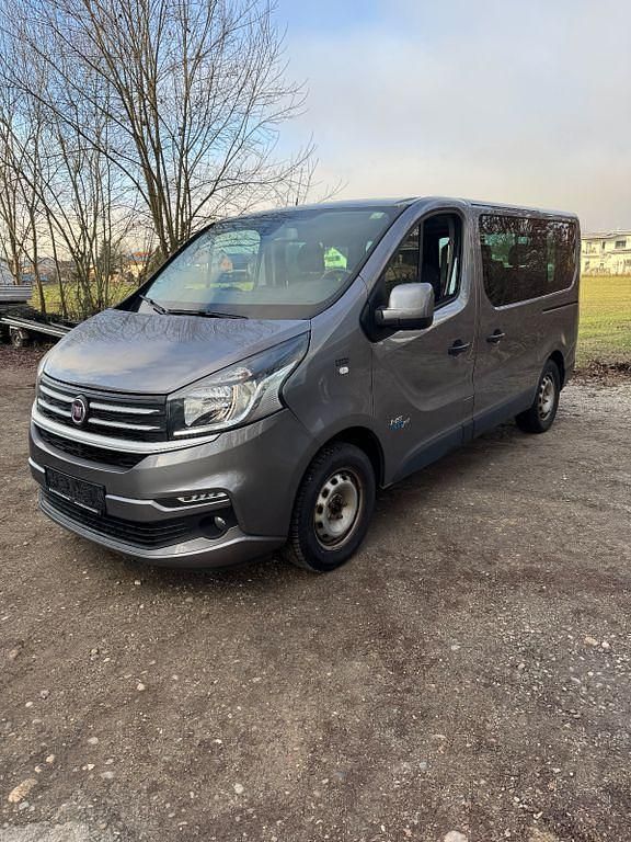 Grau Gebraucht 2017 Fiat Talento Family Van / Kleinbus | 18.900 € (Fairer Preis) - Bild 1/4
