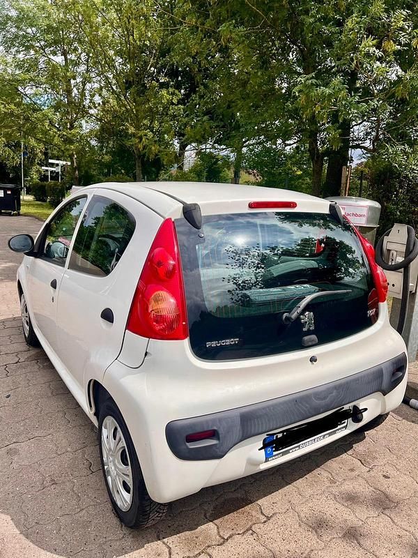 Gebraucht Peugeot 107 68 PS (50 kW) 2010 Weiß Kleinwagen