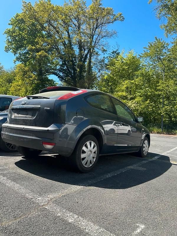 Gebraucht Ford Focus 90 PS (66 kW) 2006 Grau Coupé