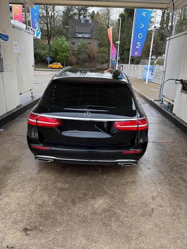 Gebraucht Mercedes E220 194 PS (142 kW) 2018 Schwarz Kombi