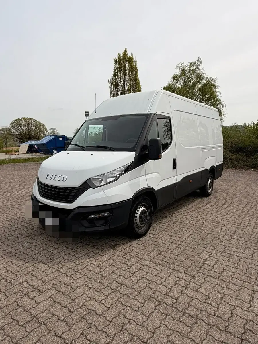 Second-hand Iveco Daily 136 CP (100 kW) 2020 Alb Monovolum
