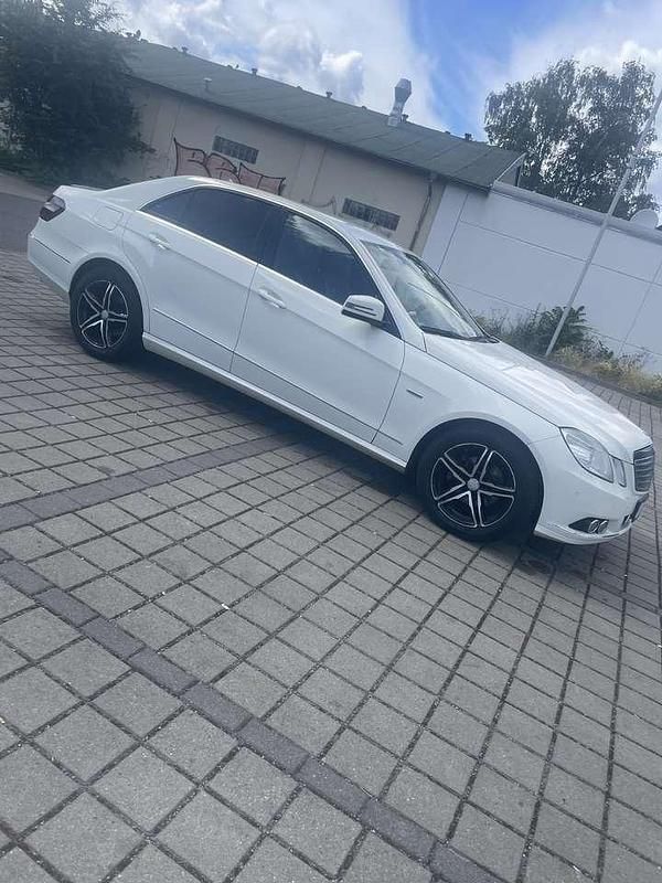 Weiß Gebraucht 2009 Mercedes E200 Elegance Limousine | 8.999 € (Teuer) - Bild 1/4