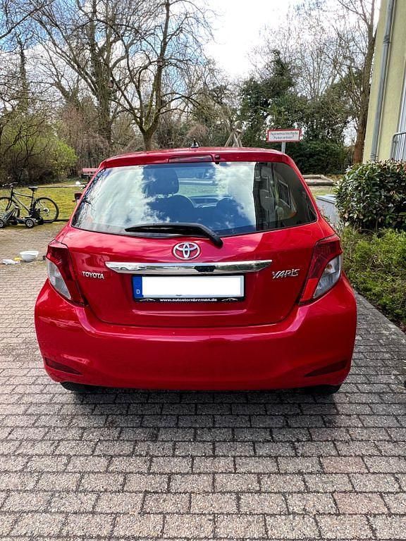 Gebraucht Toyota Yaris 69 PS (50 kW) 2012 Rot Kleinwagen