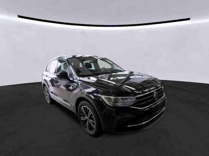 Gebraucht VW Tiguan Active 150 PS (110 kW) 2022 Deep black perleffekt (metallic) SUV