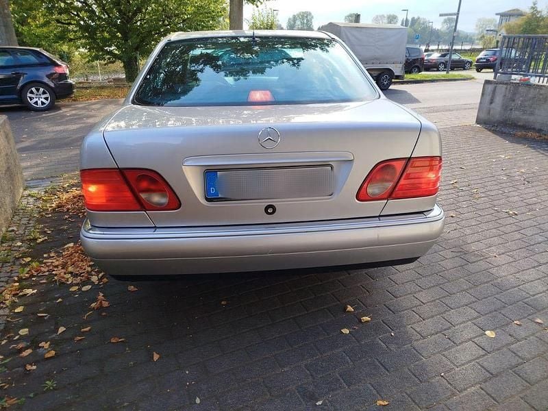 Gebraucht Mercedes E230 Avantgarde 150 PS (110 kW) 1997 Silber Limousine