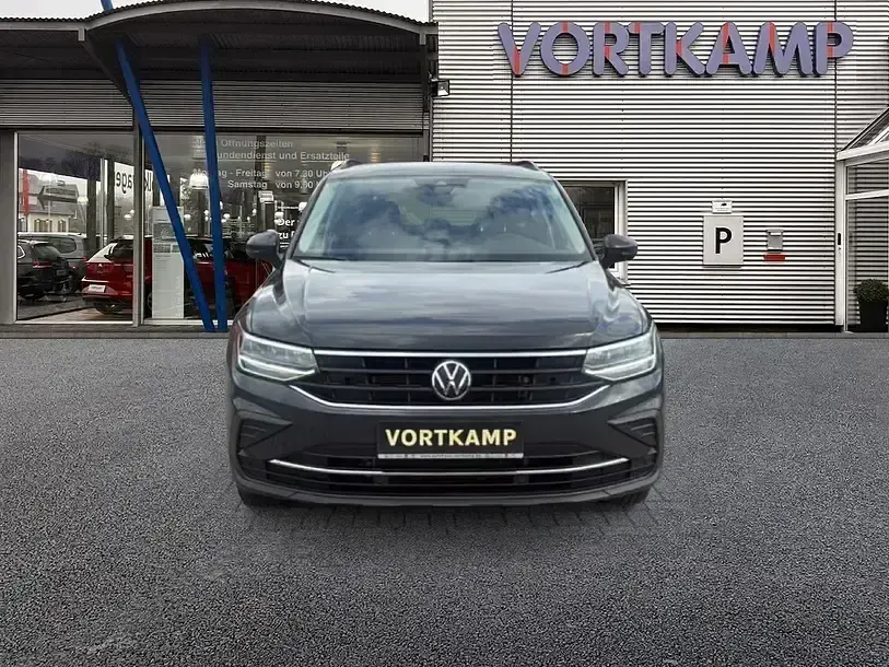 Gebraucht VW Tiguan Life 150 PS (110 kW) 2022 Uranograu SUV