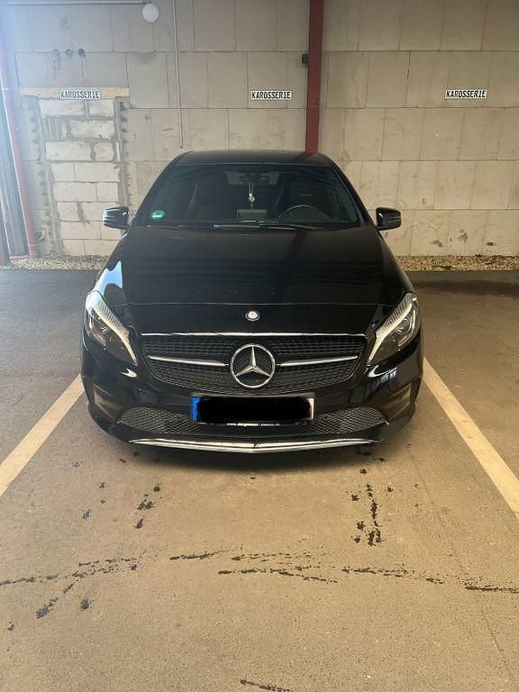 Gebraucht Mercedes A180 116 PS (85 kW) 2017 Schwarz Limousine
