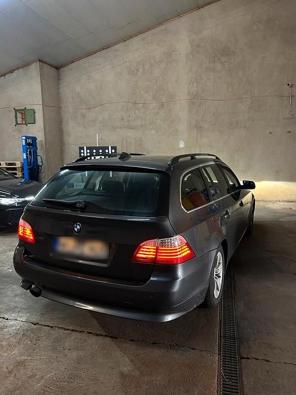 Grau Gebraucht 2008 BMW 520 Kombi | 4.500 € (Fairer Preis) - Bild 1/4