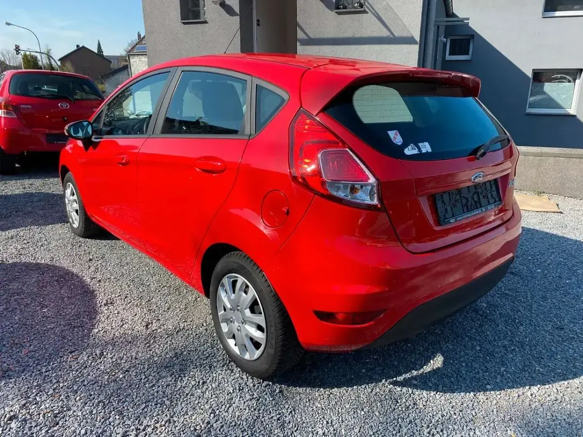 Gebraucht Ford Fiesta Trend 82 PS (60 kW) 2015 Rot Kleinwagen