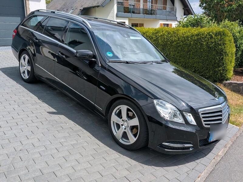 Schwarz Gebraucht 2011 Mercedes E220 Avantgarde Kombi | 5.900 € (Guter Preis) - Bild 1/4