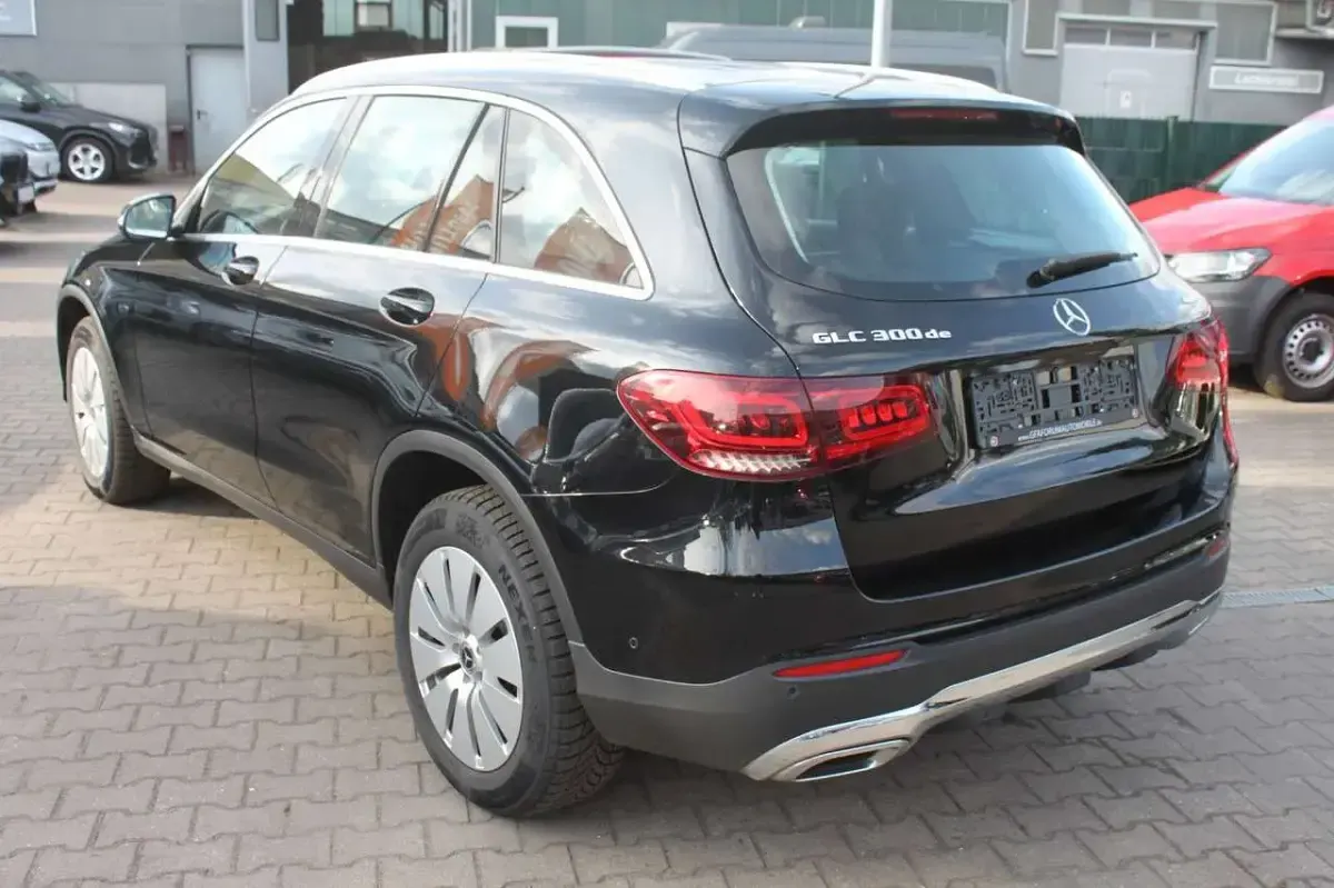 Gebraucht Mercedes GLC300e 194 PS (142 kW) 2021 Ung. schwarz  unilack SUV