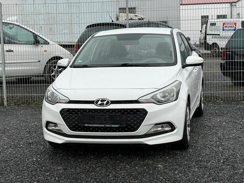 Gebraucht Hyundai i20 75 PS (55 kW) 2016 Weiß Limousine