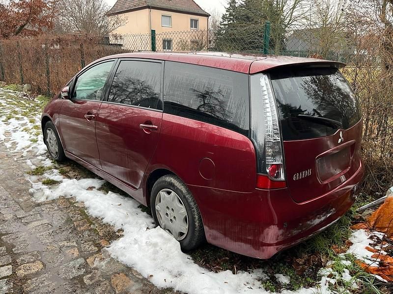 Rot Gebraucht 2004 Mitsubishi Grandis Van / Kleinbus | 1.500 € - Bild 1/4