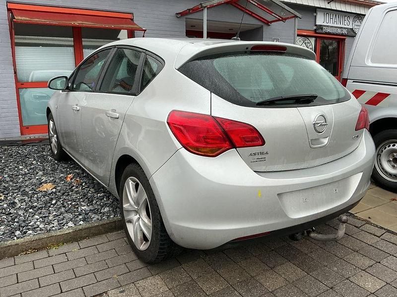 Silber Gebraucht 2011 Opel Astra Design Edition Limousine | 3.350 € (Fairer Preis) - Bild 1/4