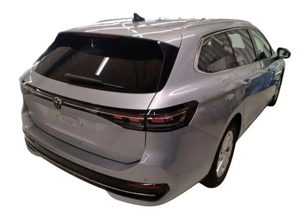 Gebraucht VW Passat 150 PS (110 kW) 2025 Oyster silver metallic Kombi