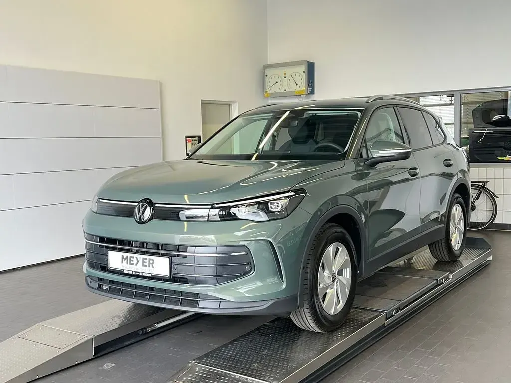 Neu VW Tiguan Life 150 PS (110 kW) 2026 Cipressinogrün metallic SUV