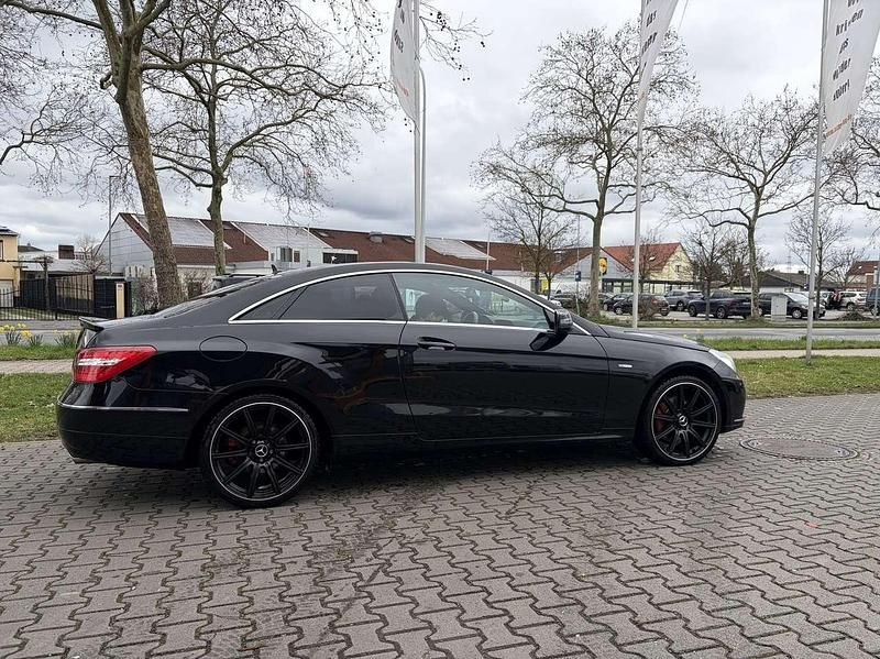 Gebraucht Mercedes E300 252 PS (185 kW) 2011 Schwarz Coupé