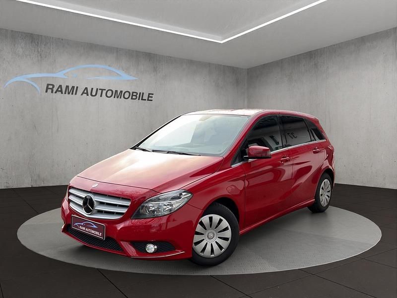 Gebraucht Mercedes B180 122 PS (89 kW) 2012 Rot Van / Kleinbus