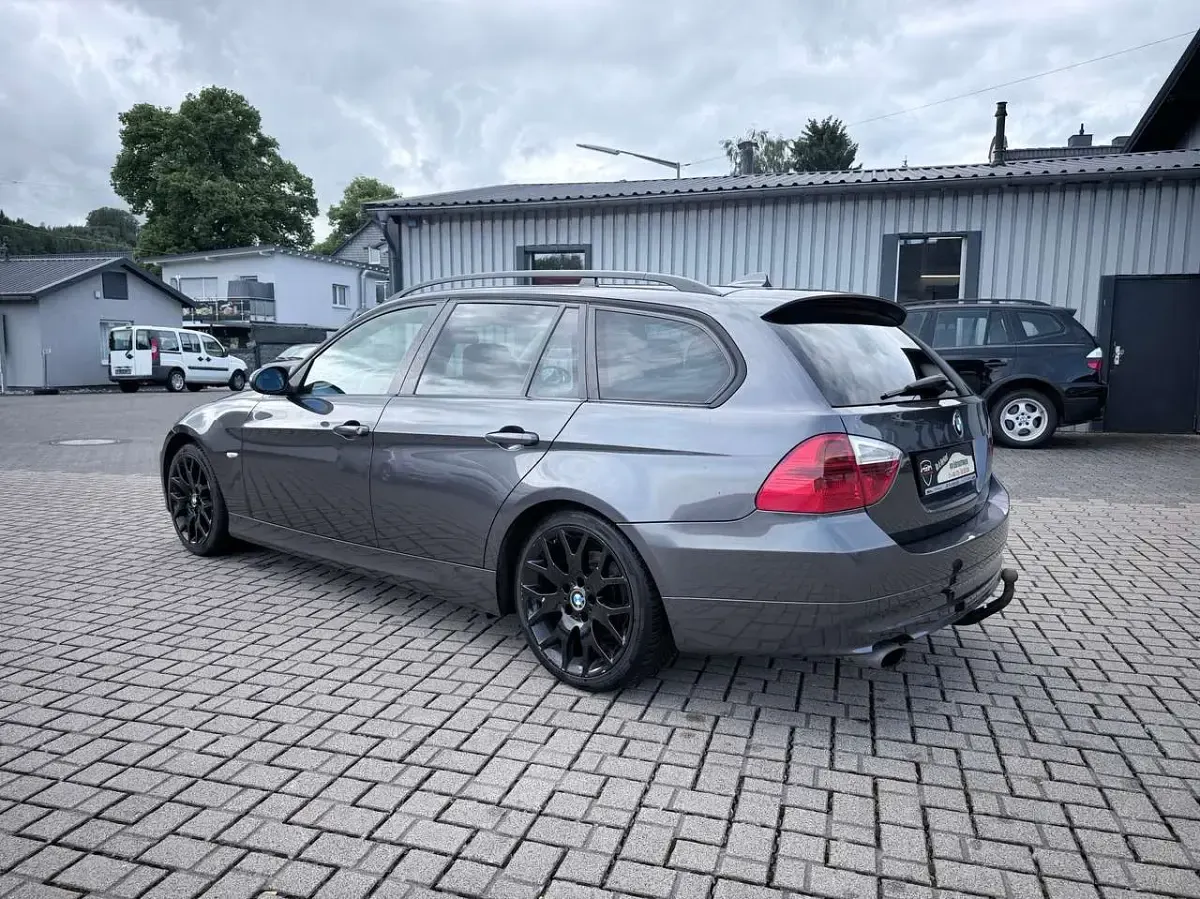 Gebraucht BMW 320 170 PS (125 kW) 2008 Sparkling graphite metallic Kombi