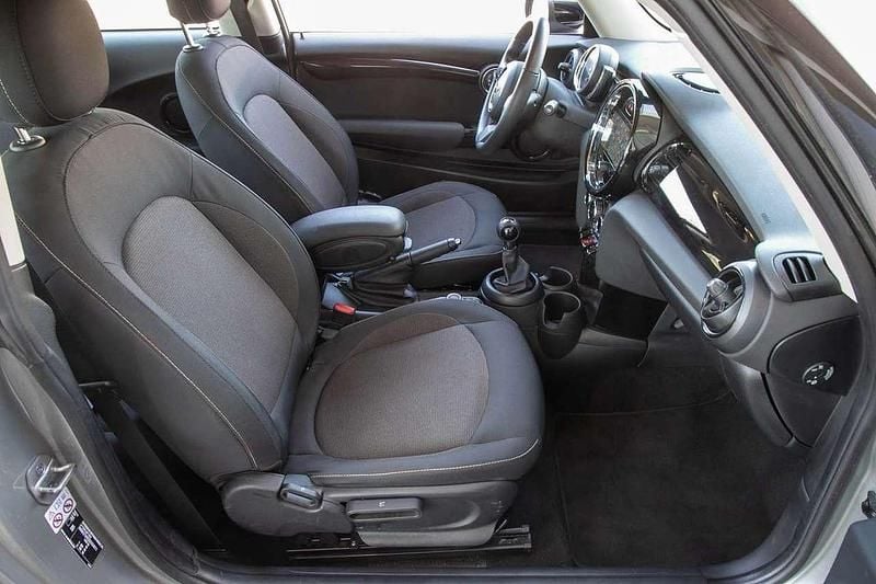 Używany Mini Cooper Essential 136 KM (100 kW) 2023 Srebrny Hatchback