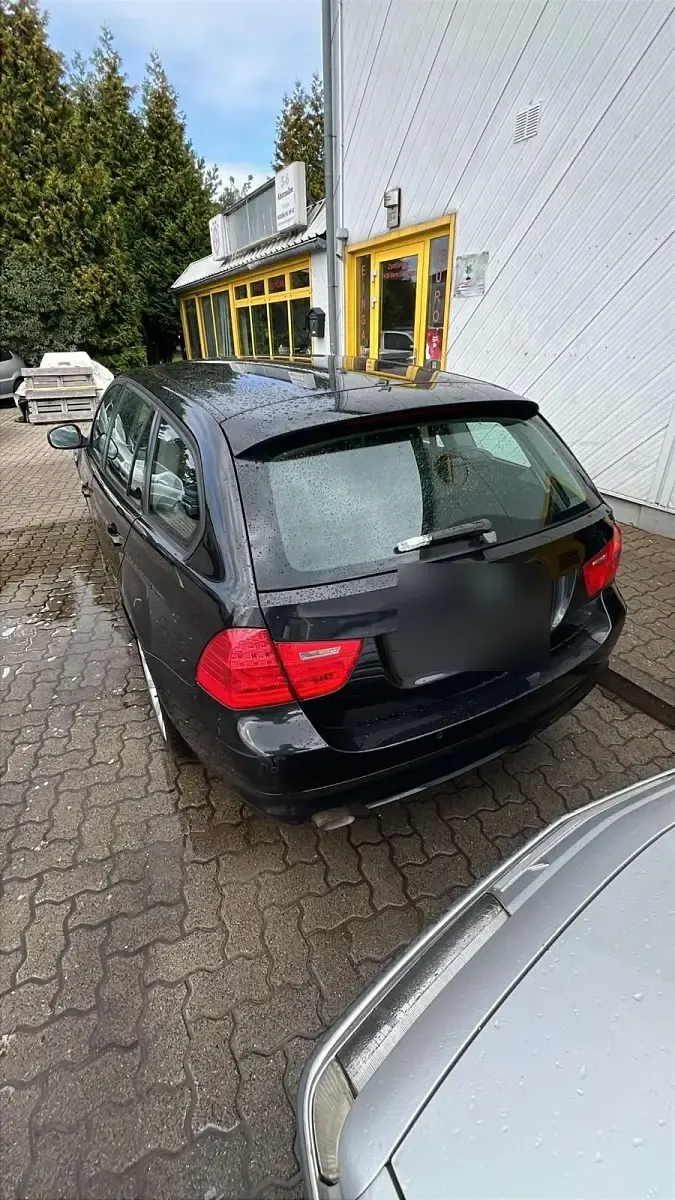 Gebraucht BMW 318 147 PS (108 kW) 2010 Schwarz Kombi